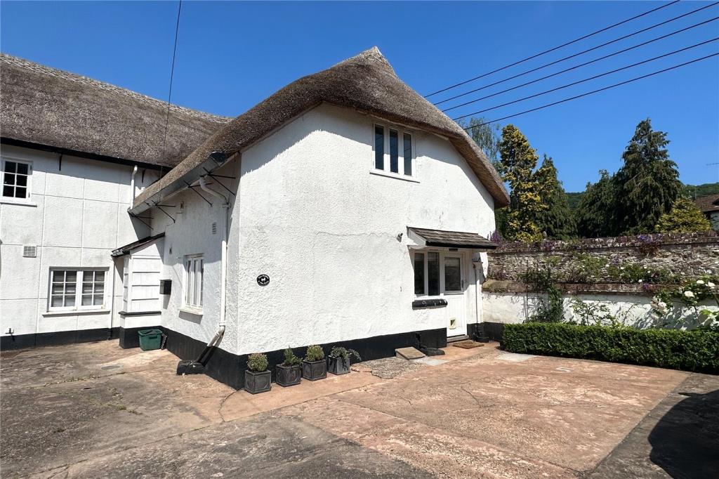 Lot: 15 - REFURBISHED CHARACTER COTTAGE CLOSE TO THE SEA - General view of exterior of property